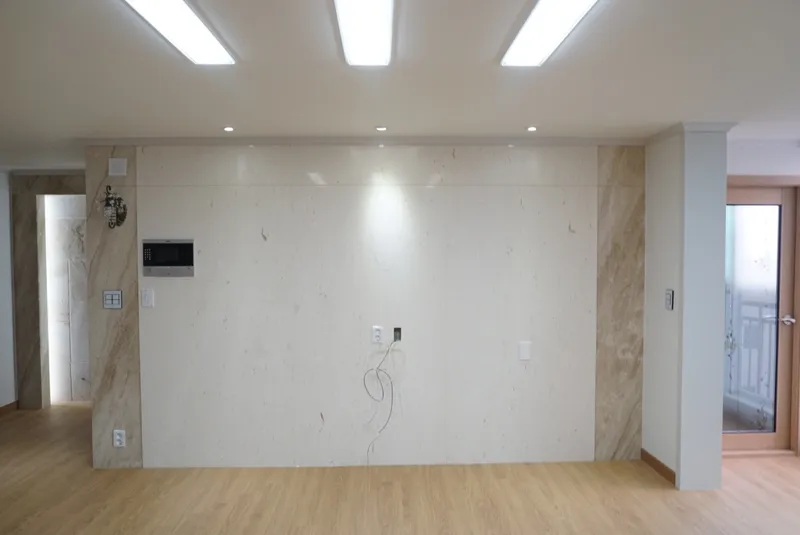 흰 아트월과 라인 조명 거실