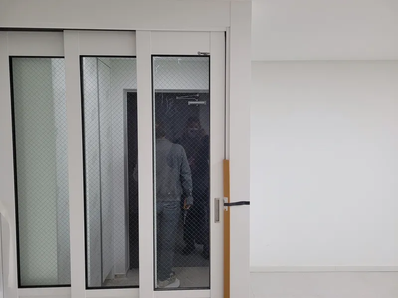 중문을 닫은 현관