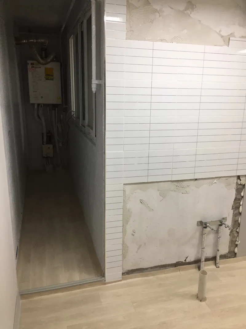 공사 전 타일을 걷어 낸 벽