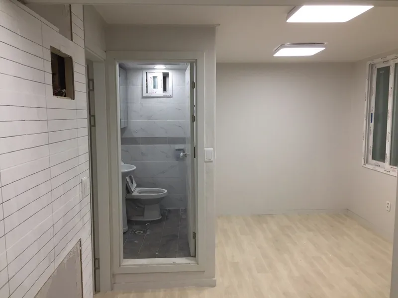 욕실 문이 보이는 방 입구
