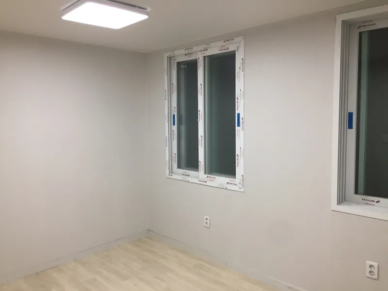 새 바닥과 창을 한 방
