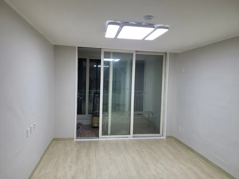 슬라이딩 창 쪽 거실