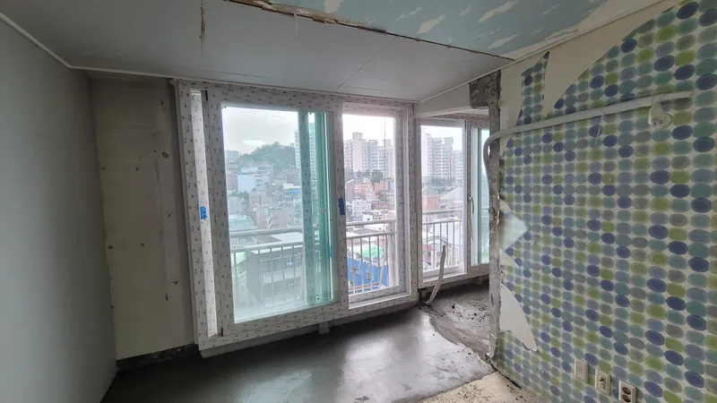 공사 전 모자이크 타일 벽과 창
