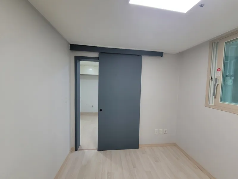 진회색 슬라이딩 방문