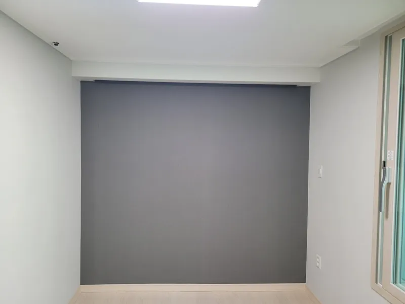 회색 포인트 벽 방