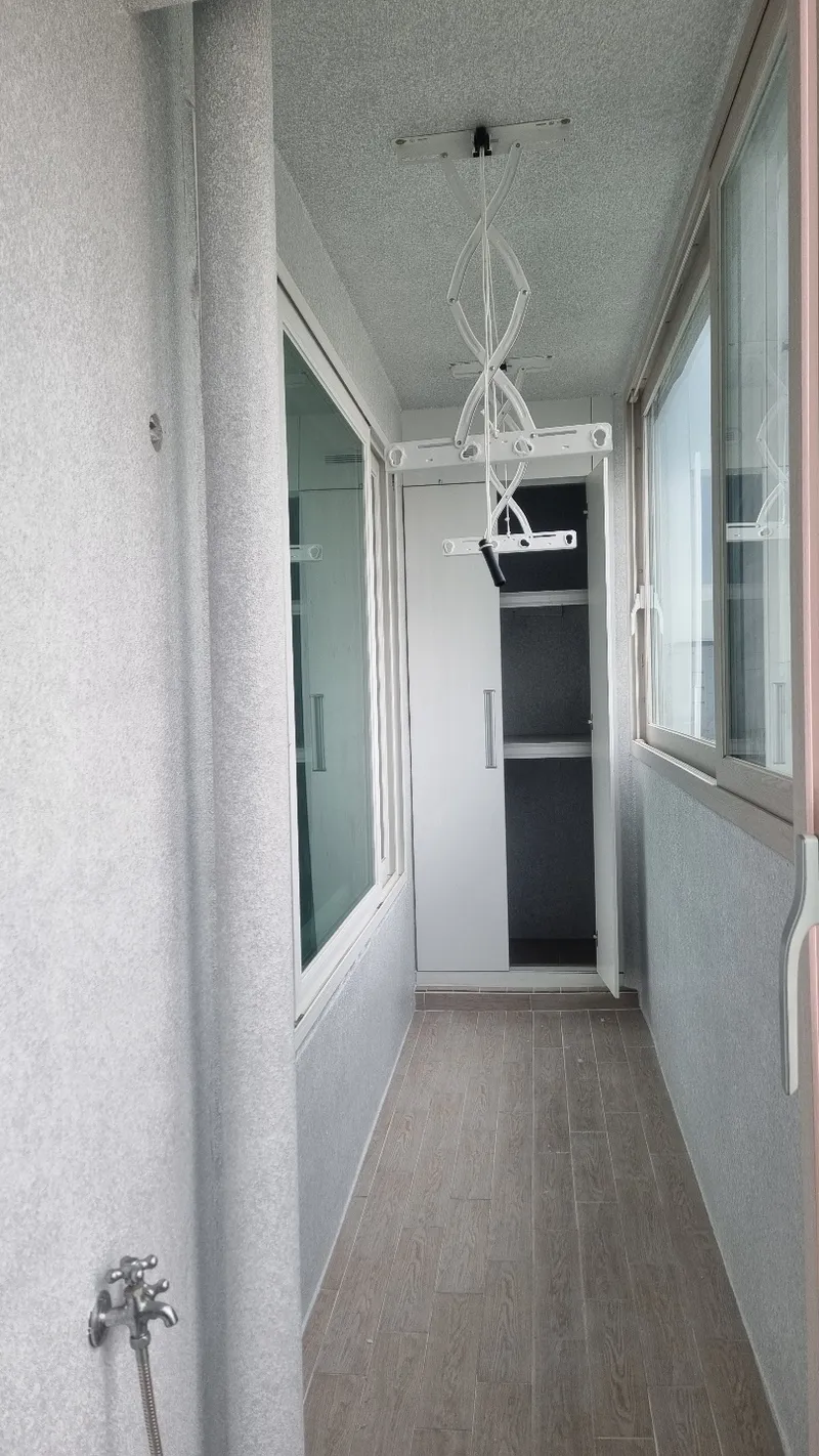 베란다 통로와 새 창