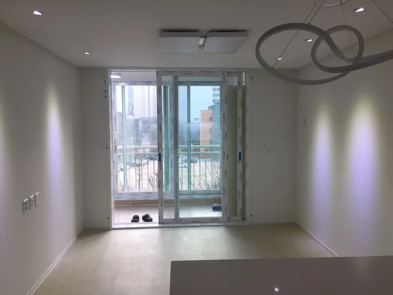 넓은 창과 펜던트 조명 거실