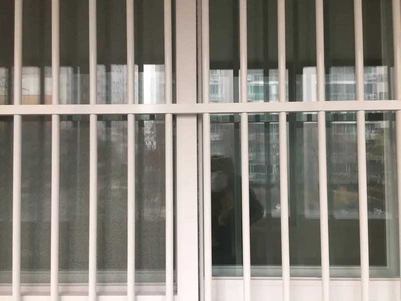 방범 창살 안쪽 새 창