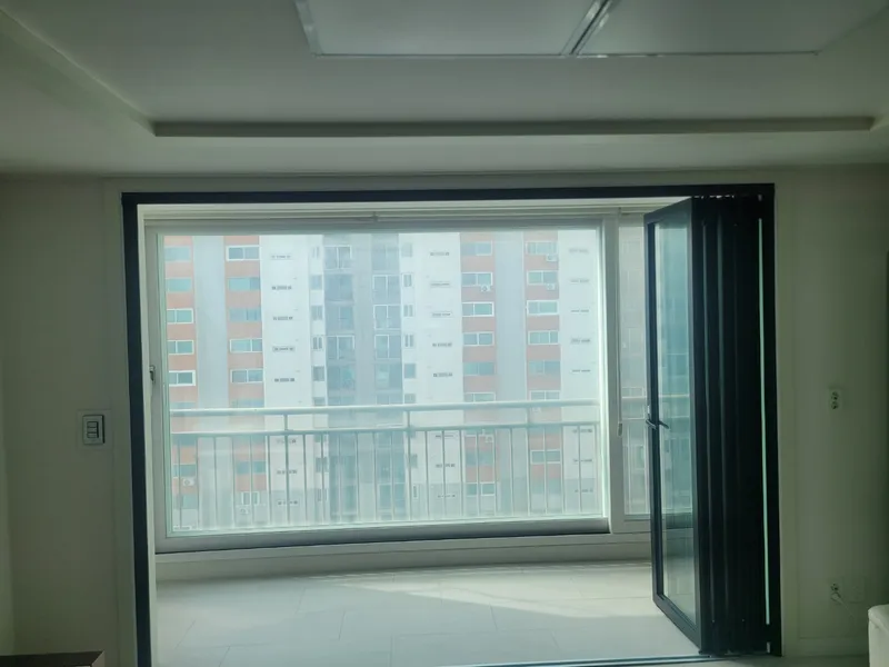 문틀과 몰딩 사이 틈이 벌어졌을 때 원인과 보수 방법 관련 시공 사진