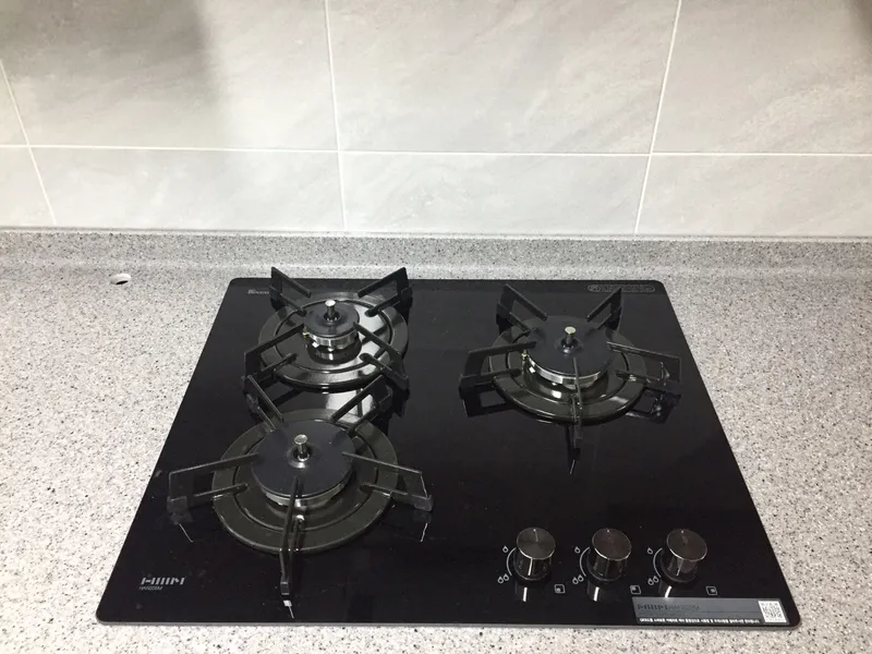 검은 유리 가스레인지와 상판