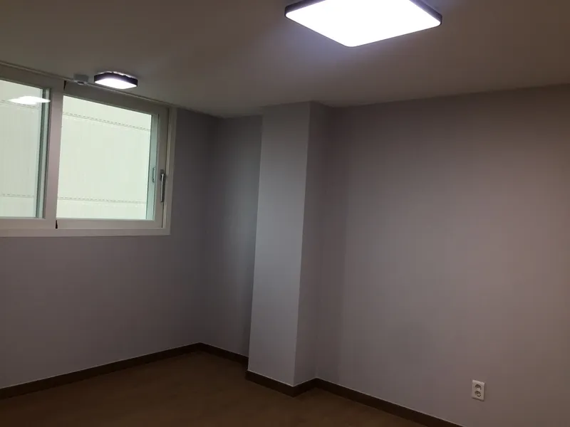 새 창호를 단 작은 방