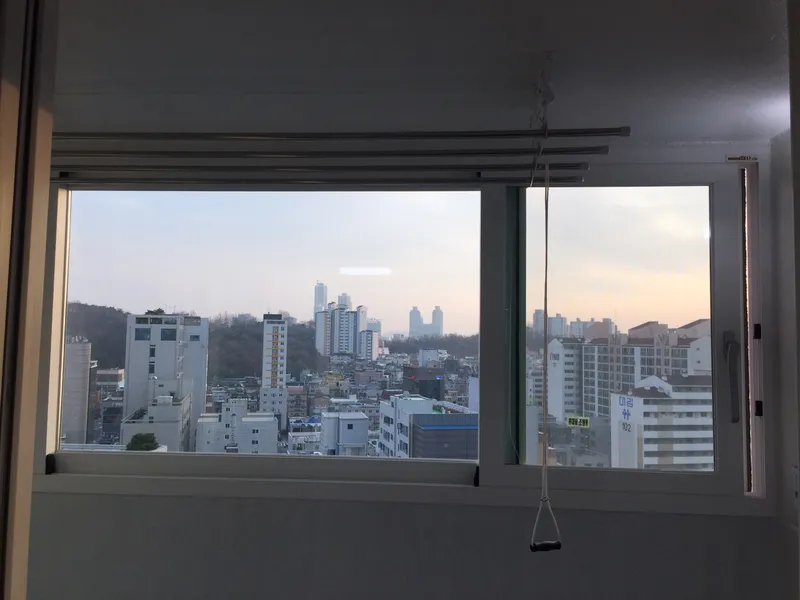 창 너머로 시내가 보이는 베란다 창