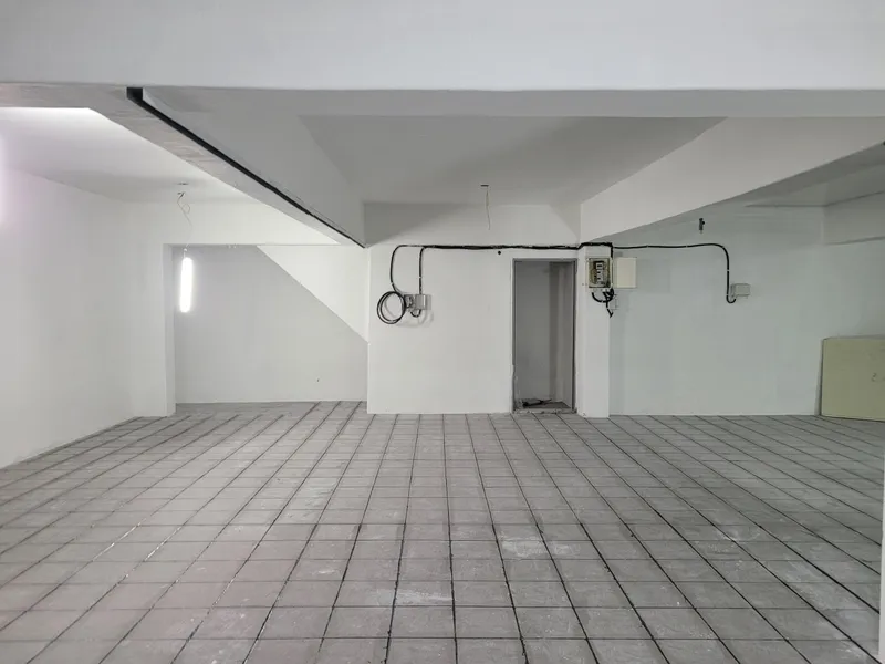 배선 정리 전 지하 바닥 타일