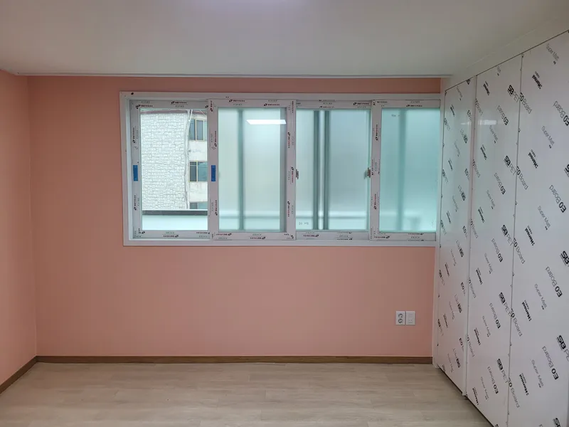 분홍 벽 방의 새 창