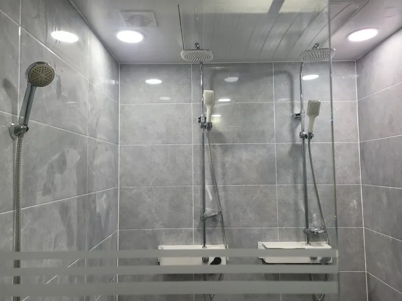 유리 파티션과 샤워 수전