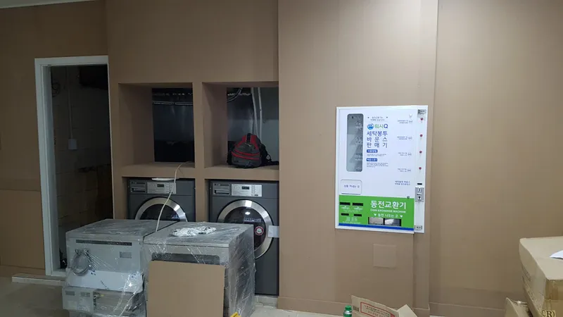 세탁기 수납장 틀을 짠 벽면
