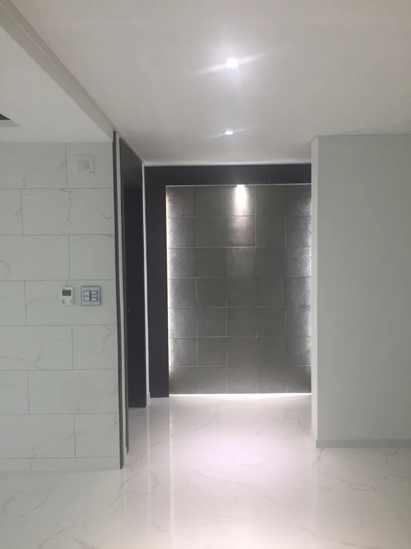 복도 끝 간접조명 포인트 벽