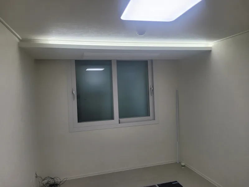 간접 조명 선반을 낸 방 창