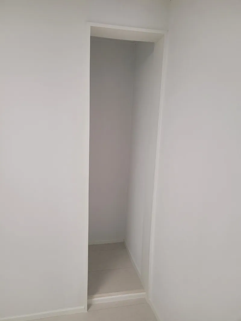 벽 사이에 낸 좁은 수납 공간