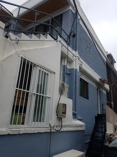 철제 계단과 방범창을 새로 단 주택 옆면